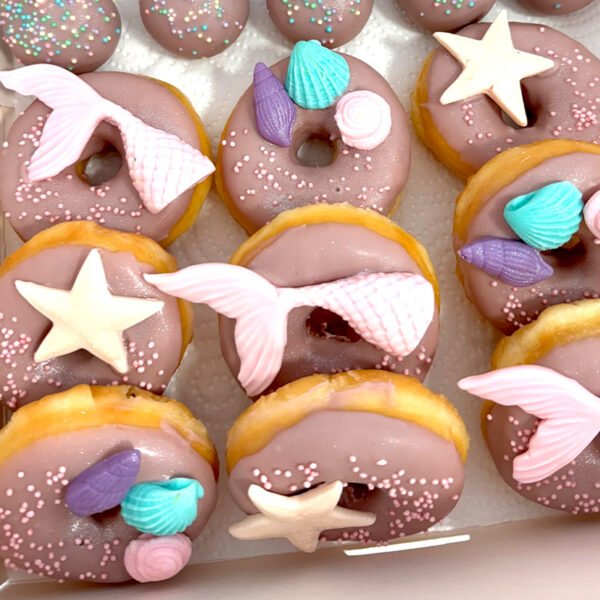 Donuts bañados en chocolate con decoración 2D (min. 6 unid.)